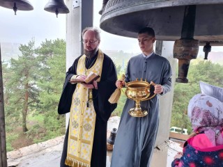 Колокола строящегося Магдалининского храма освятил благочинный Дмитровского церковного округа