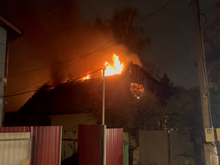 В деревне Верея за считанные минуты сгорел дом: видео с места событий