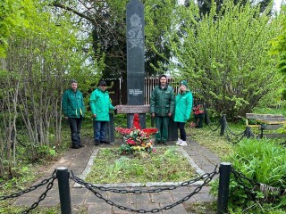 В деревне Чекино привели в порядок братскую могилу ко Дню Победы