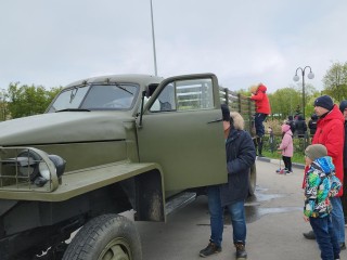 Жители Люберец смогли посидеть за рулем Студебекера и забраться на Т-34 в День Победы
