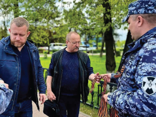Одинцовские росгвардейцы разъясняли жителям, как носить символ Победы