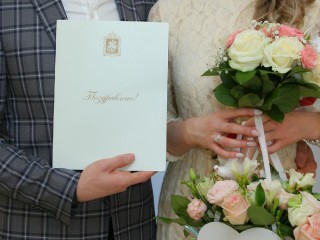 Почти сто пар молодоженов решили пожениться в апреле в Серебряных Прудах