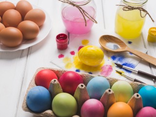 Яркие краски праздника: способы раскрасить яйца на Пасху