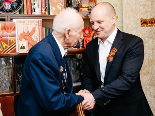 Максим Красноцветов поздравил ветеранов с Днем Победы