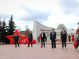 Волоколамские студенты спели военную песню, выстроившись в форме звезды