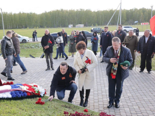 Цветы и венки возложили в День Победы к мемориалам Леоново и Стремиловский рубеж в Чехове