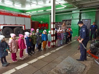 Дошколятам о пожарах: детям провели экскурсию по пожарному депо