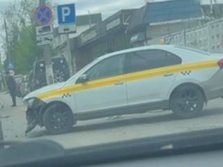 Такси попало в ДТП с иномаркой на улице Менделеева