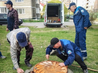 Специалисты оперативно устранили провал на канализационном коллекторе по улице Суворова