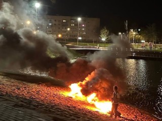 В Серпухове молодой человек устроил фаер шоу на берегу пруда, чем вызвал шквал возмущения жителей