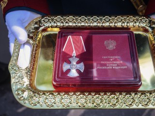 Мемориальную доску участнику СВО Александру Пекшеву открыли в Балашихе