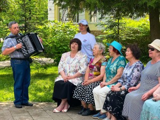 Музыкальную сходку соседей устроили пенсионеры в Шаховской