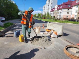 На улице Весенней устранили провал канализационного колодца