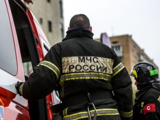 Огнеборец пострадал во время тушения крупного пожара в Москве