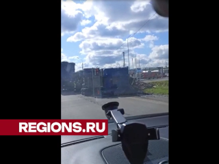 ДТП на Михалевича: прицеп грузовика перевернулся у Сафоновского рынка