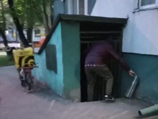 Коммунальщики закрыли подвал в доме на улице Маяковского, в котором курьеры заряжали электровелосипеды