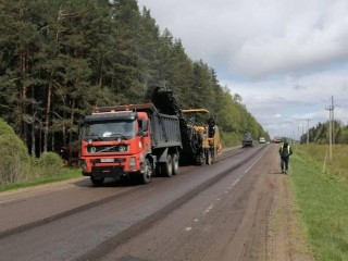 На дороге между селами Шохово и Тропарево укладывают новый асфальт