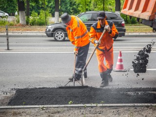 На 420 ям меньше: в Серпухове продолжается ямочный ремонт дорог