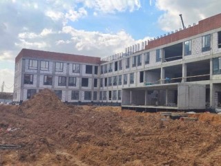«Мокрый фасад» и витражи: в Коробове продолжается строительство одной из трех школ в ЖК «Горки Парк»