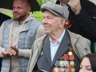 Серпуховского ветерана встретили у порога его дома праздничным концертом
