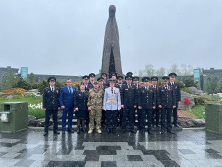 Одинцовские полицейские почтили память всех матерей воинов, возложив к памятнику цветы