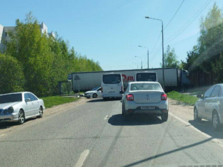 Не проехать, не пройти: фура перекрыла дорогу в Бузланово