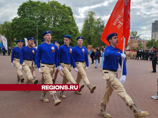 Более 500 юных патриотов из разных городов Подмосковья строем прошли по площади Славы в Подольске