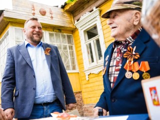 Ветеран войны Дмитрий Моисеевич Межевов принимает поздравления с наступающим праздником