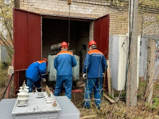 В поселке Красный Октябрь энергетики заменили оборудование на трансформаторной подстанции