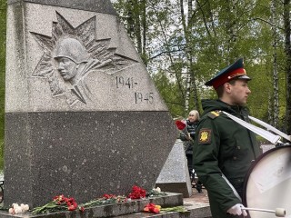 Жители Ленинского округа возложили цветы у мемориала защитникам Отечества