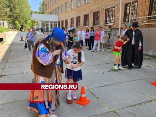 Веселые игры на больничном дворе учат малышей в Красноармейске не бояться врачей