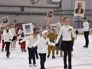 В Красногорске юные фигуристы и хоккеисты вышли на лед с портретами героев Великой Отечественной войны