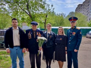 В Наро-Фоминске ветеран СВО поздравил с Днем Победы ветерана Великой Отечественной войны