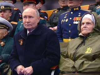 Александра Алешина посмотрела парад Победы вместе с президентом России