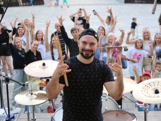 «Уличные музыканты» стартуют с выступления барабанщика Евгения Цыганкова