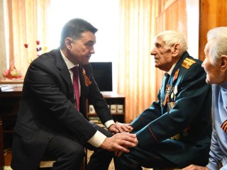 Андрей Воробьев поздравил с Днем Победы 100-летнего ветерана из поселка Калининец