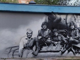 Балашихинский художник рисует граффити с изображением танкистов Великой Отечественной войны