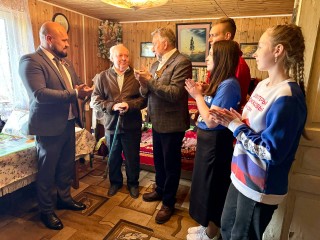 Подарок от губернатора Московской области вручили 87-летнему бронничанину