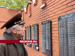 Полковник Юрий Лыткин возложил цветы к мемориалу, на котором высечено имя его родственника