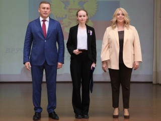 Глава округа Владислав Юдин вручил паспорта 13 юным жителям Долгопрудного
