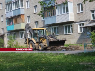 Специалисты начали приводить в порядок двор на улице Кузьмина