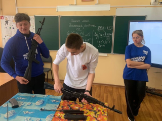 Молодогвардейцы научили старшеклассников разбирать и собирать автомат Калашникова