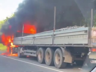 Кабина машины охвачена пламенем: грузовик горит на обочине дороги
