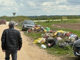Навалы мусора у кладбища в деревне Подмошье уберут 15 мая