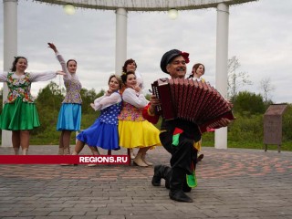 Народными гуляниями и ярмаркой отметили Красную Горку в рошальском парке