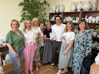 Телеведущий Андрей Малахов пригласил художников Дулевского завода провести выставку на его малой родине