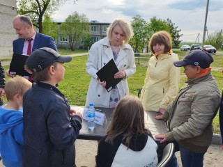 Юным жителям деревни Дмитровка пообещали установить детскую площадку