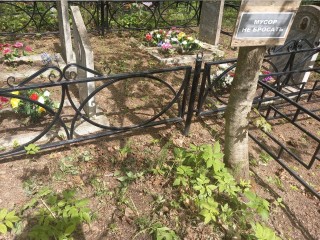 Жители Шаховской пожаловались на мусор на кладбище