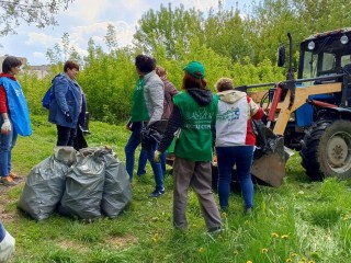 Серебрянопрудцы коллективно убрали от мусора целый километр берега реки Осетр