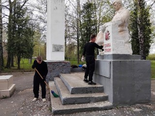 Луховицкие студенты привели в порядок памятник Героям ВОВ